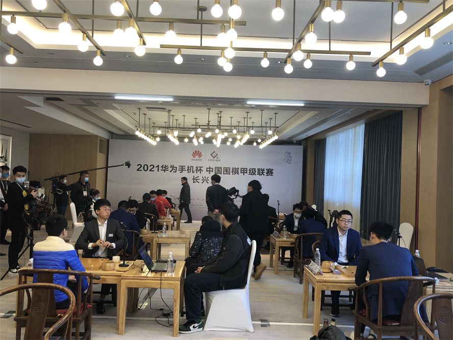 北京超前观影场反响热烈 制片人分享幕后故事北京大学第一医院呼吸和危重症医学科马靖主任，称影片的专业场景还原和氛围重现令自己情不自禁代入，;每一个场景，尤其是抢救和做决策的场景，都会让我想如果是我该怎么办